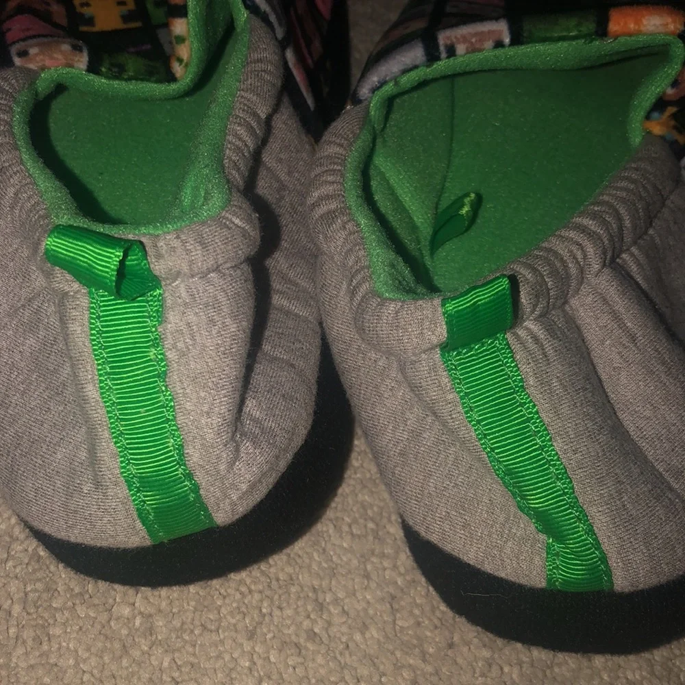 Mind craft  Minecraft Kids‎ 4-5 Slippers NWOT